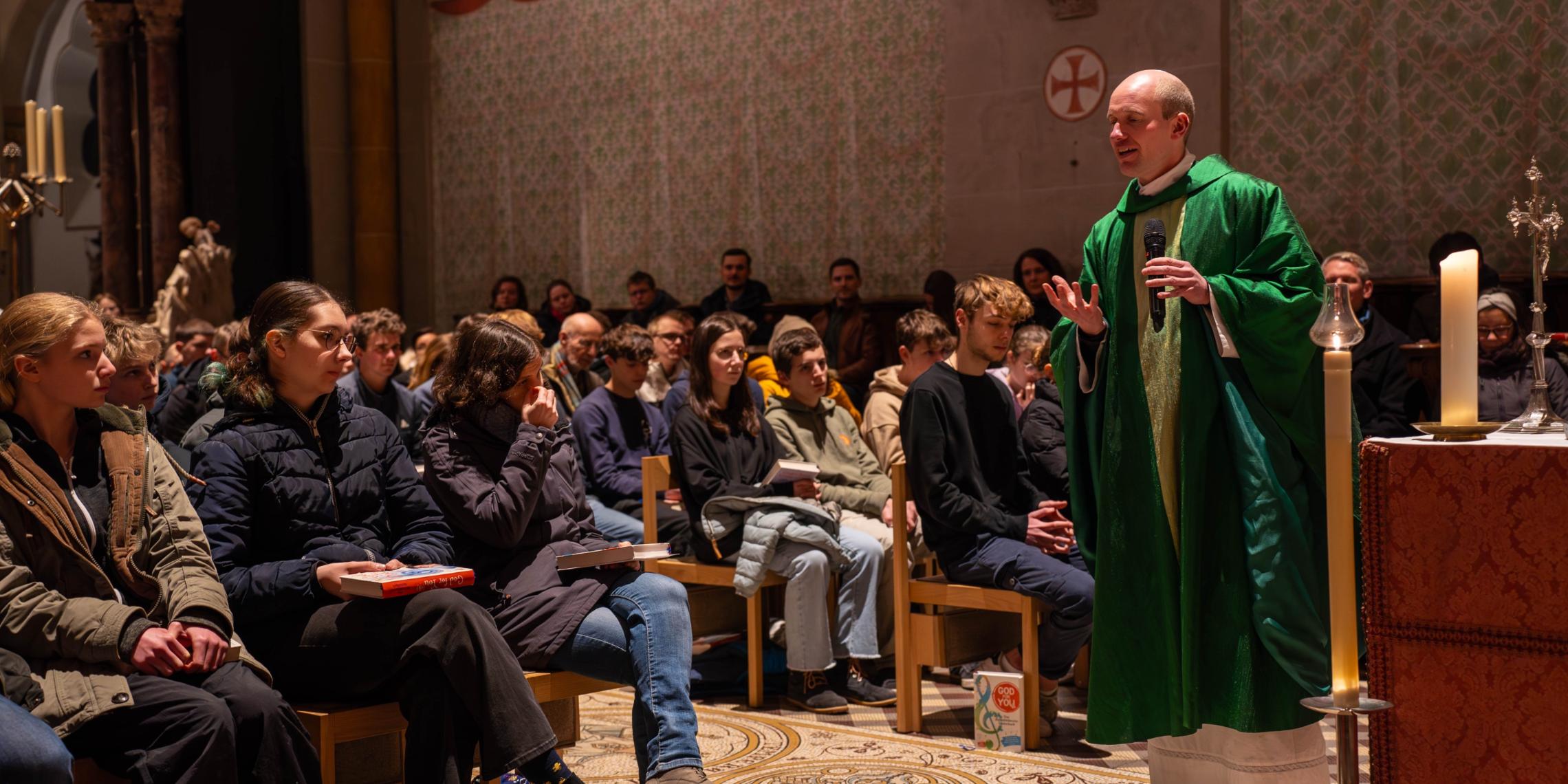 Münsterkaplan und Stadtjugendseelsorger Dr. Christian Jasper während der Jungen Messe im Hochchor der Münsterbasilika