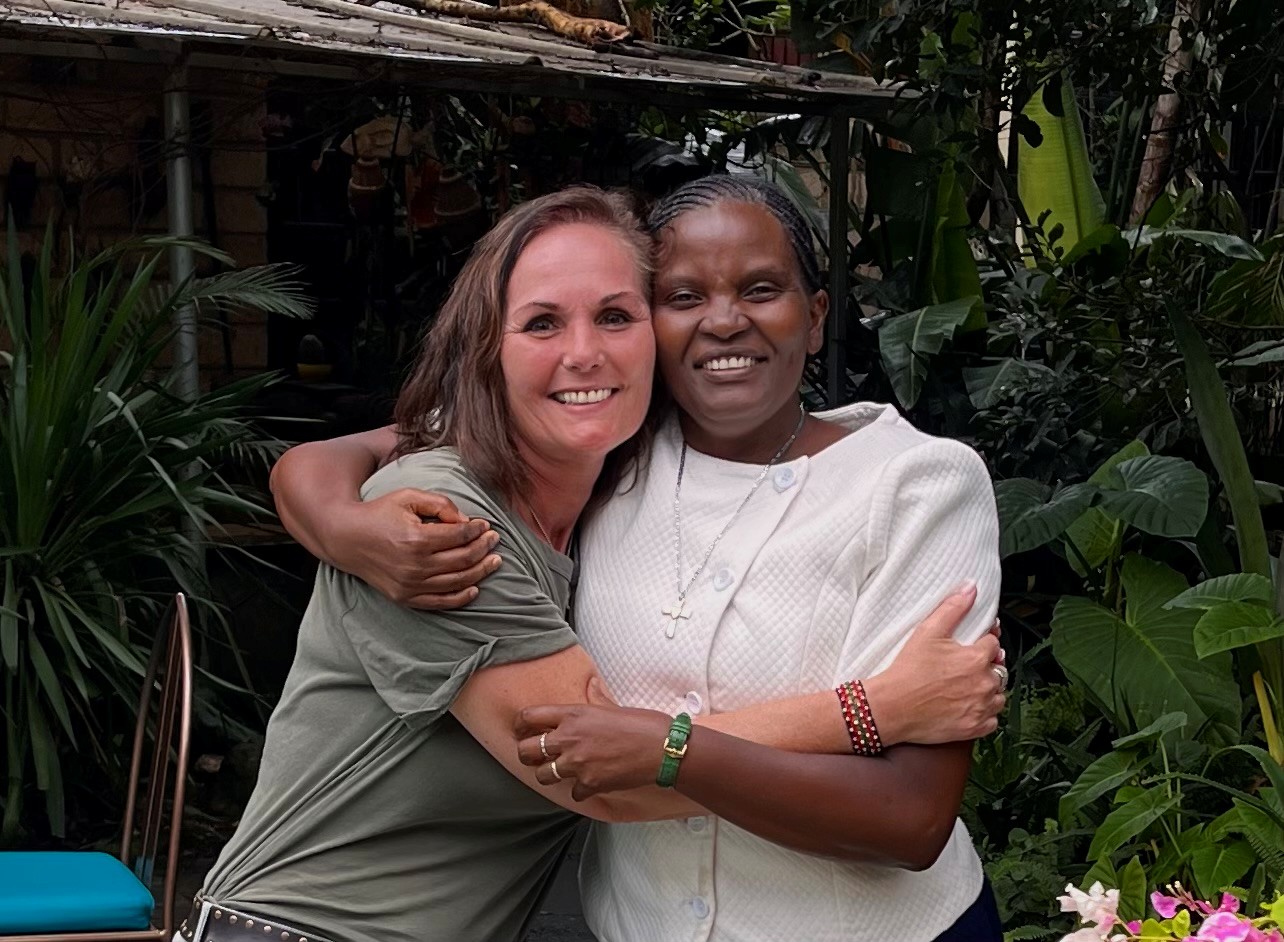 Saskia Heyder von der Bonner Nairobi-Partnerschaft gemeinsam mit Schwester Felister in Kenia