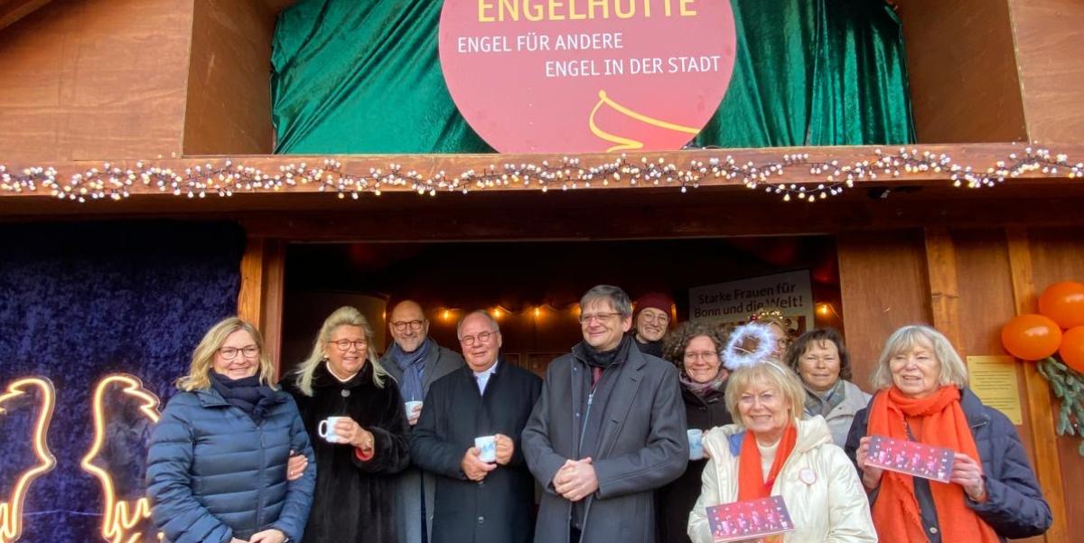 Eröffnung der Engelhütte mit dem komm. Stadtdechanten, Pfarrer Bernd Kemmerling, (4.v.l.) und Superintendent Dietmar Pistorius (5.v.l.) und weiteren Kooperationspartnern