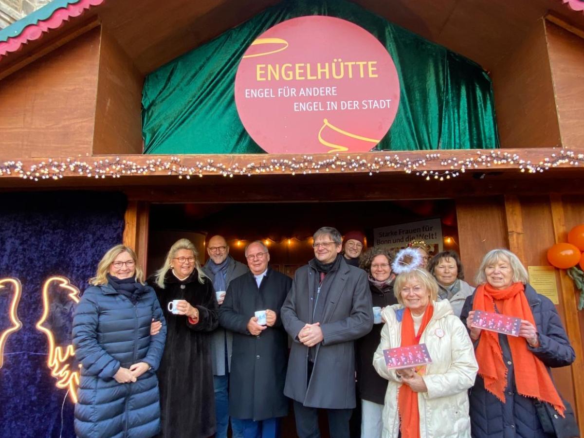 Eröffnung der Engelhütte mit dem komm. Stadtdechanten, Pfarrer Bernd Kemmerling, (4.v.l.) und Superintendent Dietmar Pistorius (5.v.l.) und weiteren Kooperationspartnern