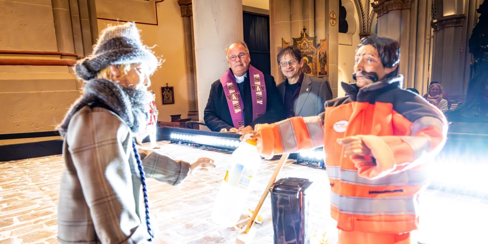 Pfarrer Bernd Kemmerling und Superintendent Dietmar Pistorius bei der Eröffnung der Stadtkrippe