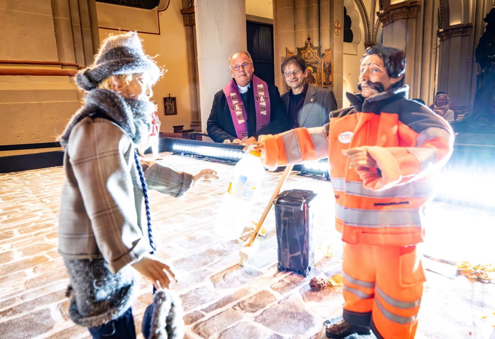 Pfarrer Bernd Kemmerling und Superintendent Dietmar Pistorius bei der Eröffnung der Stadtkrippe