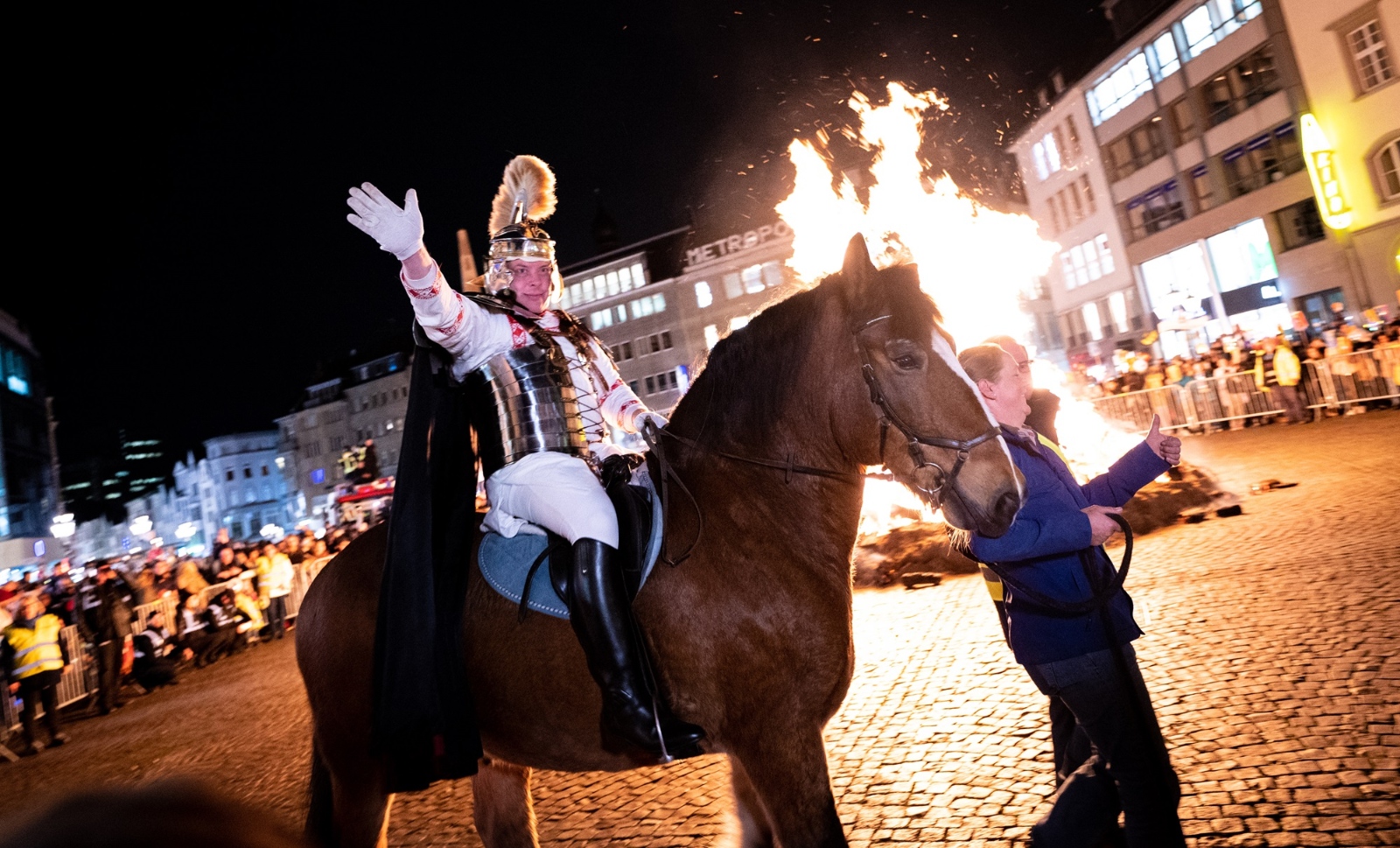 St. Martin wird am Martinsfeuer auf dem Bonner Marktplatz von Kindern und Jugendlichen empfangen.