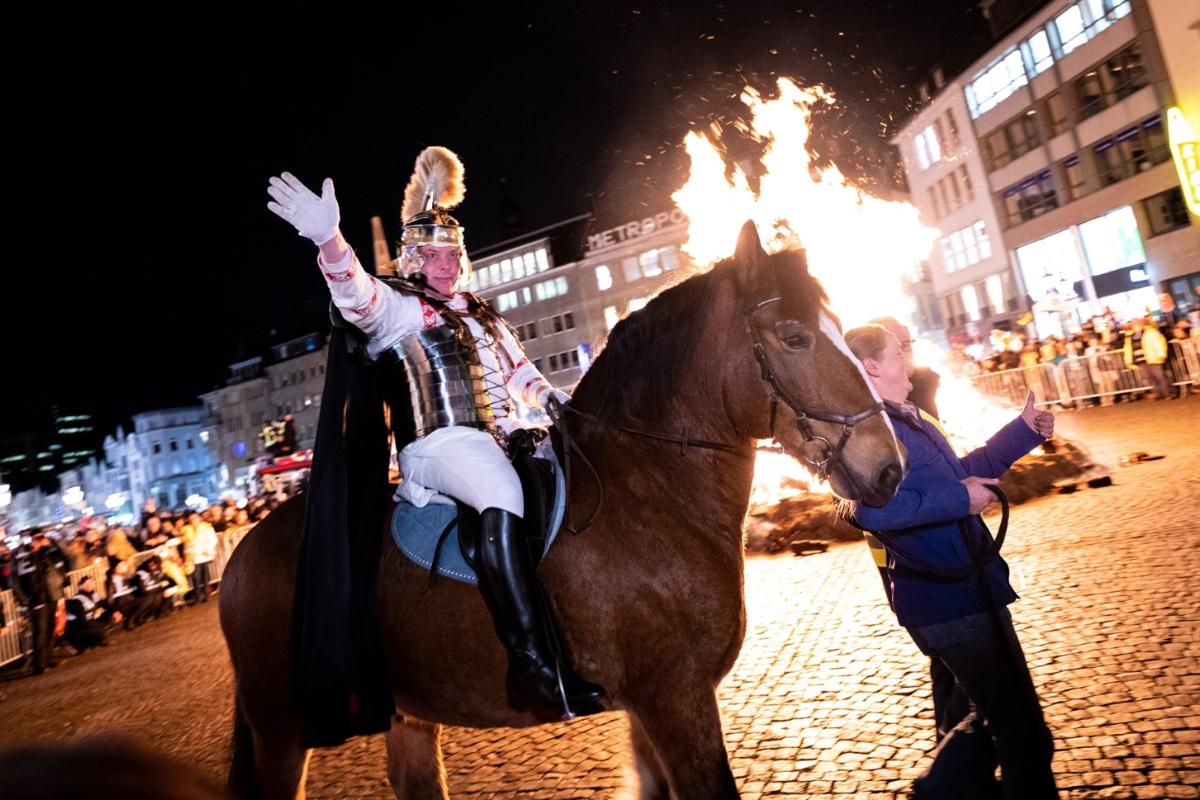 St. Martin wird am Martinsfeuer auf dem Bonner Marktplatz von Kindern und Jugendlichen empfangen.