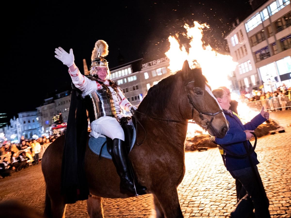 St. Martin wird am Martinsfeuer auf dem Bonner Marktplatz von Kindern und Jugendlichen empfangen.